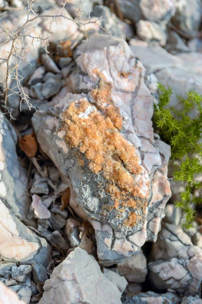 Rock salt on stones — Stock Photo, Image