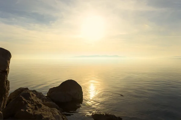 Spiaggia con rocce e cielo nuvoloso — Foto Stock