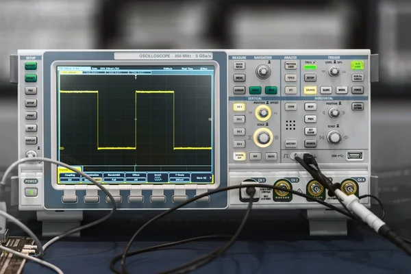 Compact industrial oscilloscope on desk — Zdjęcie stockowe