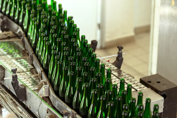 Banyak botol di ban berjalan — Stok Foto