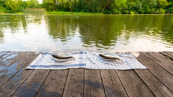 Holzdeck mit Fisch drauf — Stockfoto