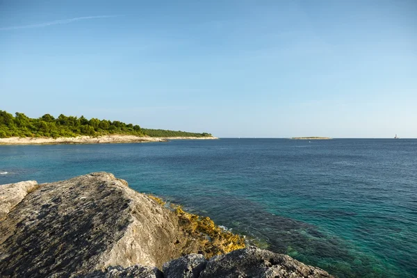 Kustlijn met de horizon en de hemel — Stockfoto