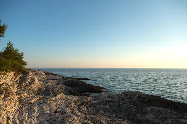 Linha costeira com horizonte e céu — Fotografia de Stock