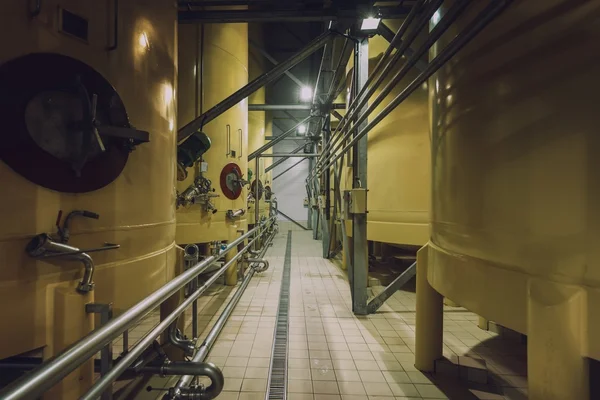 Intérieur industriel avec silos soudés — Photo