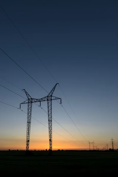 大型输电塔在日落时 — 图库照片
