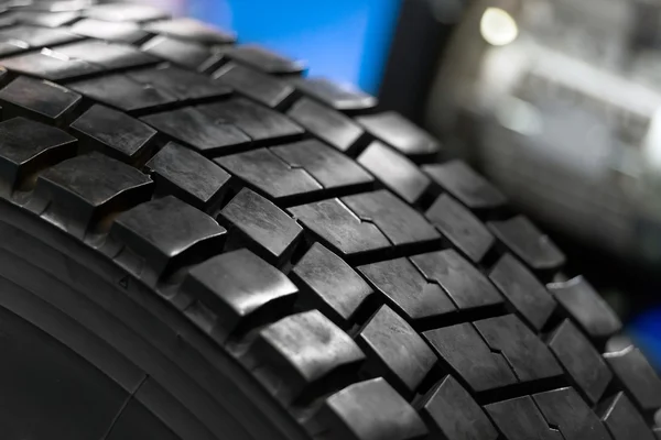 Novo carro pneu closeup foto — Fotografia de Stock