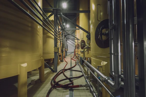 Intérieur industriel avec silos soudés — Photo