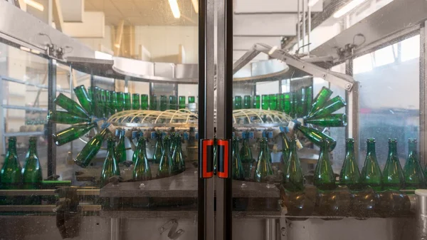 Bottling machine with many bottles — Stock Photo, Image