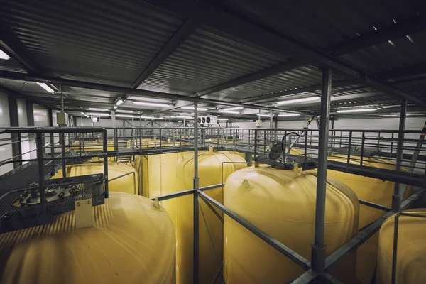 Intérieur industriel avec silos soudés — Photo