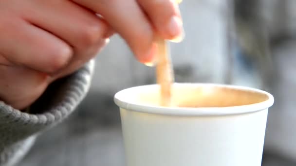 Öppnade takeaway kaffe — Stockvideo