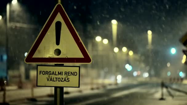 Neiges abondantes la nuit avec panneau de signalisation fermé — Video