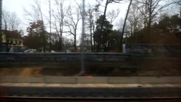 Movimiento horizontal desde la ventana del tren en la zona de construcción — Vídeo de stock