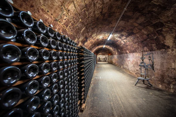 Longo túnel de tijolo subterrâneo na adega — Fotografia de Stock