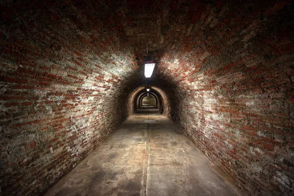 Lungo sotterraneo colpo tunnel mattone angolo — Foto Stock