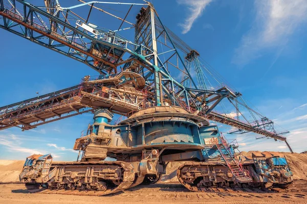 Große Baggermaschine im Bergwerk — Stockfoto