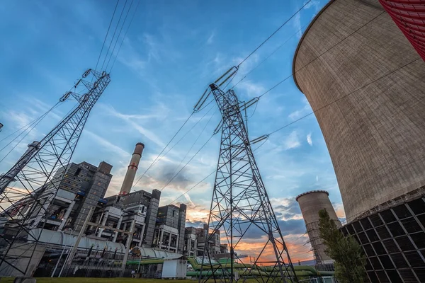 Enorme central eléctrica produciendo calor — Foto de Stock