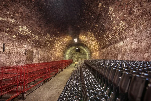 Longo túnel de tijolo subterrâneo na adega — Fotografia de Stock