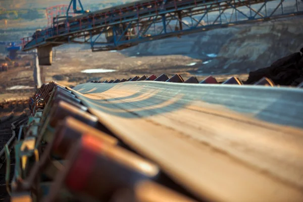 Nastro trasportatore lungo che trasporta minerale — Foto Stock