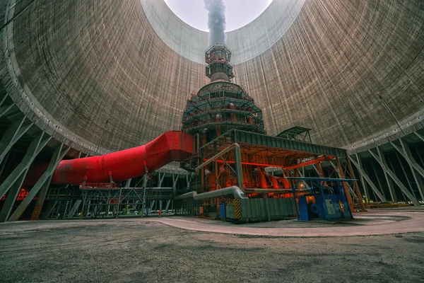 Enorme central eléctrica produciendo calor — Foto de Stock