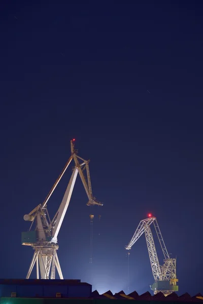 工业货物起重机在码头上 — 图库照片