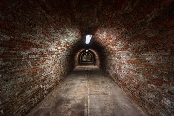 긴 지 하 벽돌 터널 각도 샷 — 스톡 사진