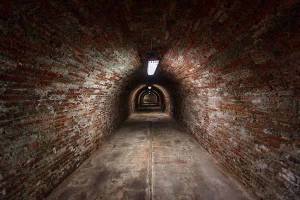 Longo subterrâneo tijolo túnel ângulo tiro — Fotografia de Stock