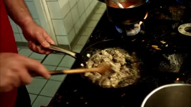 Cocinar la carne en la sartén — Vídeo de stock