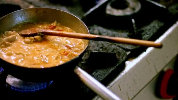 用平底锅煮肉 — 图库视频影像