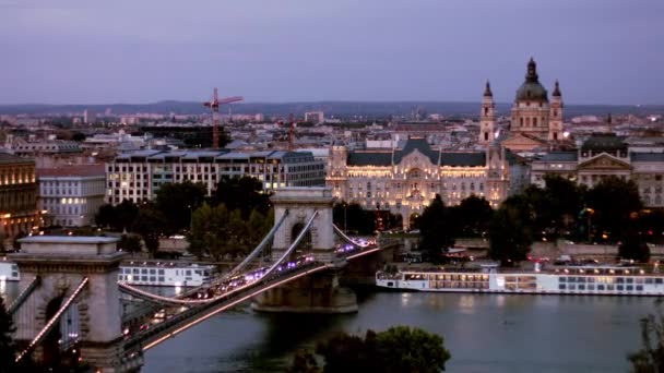 Sotto il ponte di Budapest — Video Stock