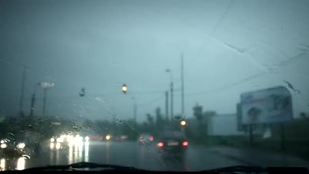 Lluvias fuertes del coche — Vídeos de Stock