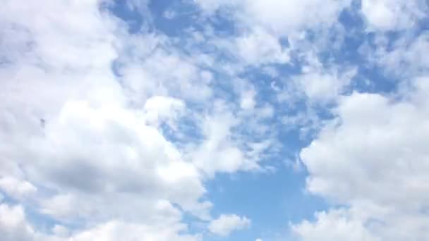 Tempestade sobe acima no céu — Vídeo de Stock