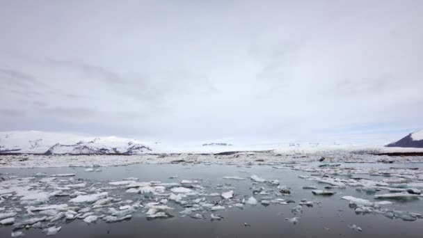 Icebergs azules flotando en laguna glaciar de Jokunsarlon — Vídeo de stock