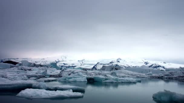 Jokunsarlon 氷河湖 Bmpc4k に浮かぶ青い氷山 — ストック動画