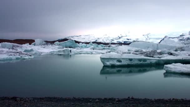 Iceberg blu galleggianti sulla laguna glaciale di Jokunsarlon BMPC4K — Video Stock