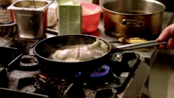 Koken van vlees in pan — Stockvideo