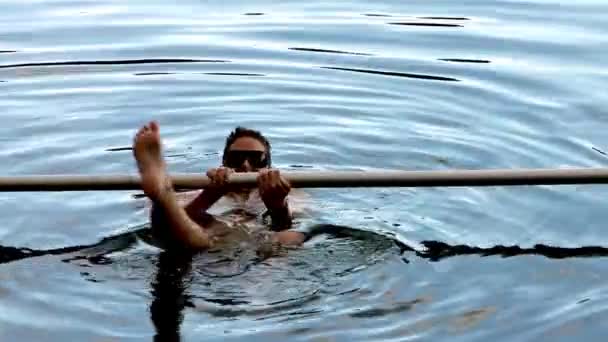 Mujer en el agua nadando — Vídeo de stock