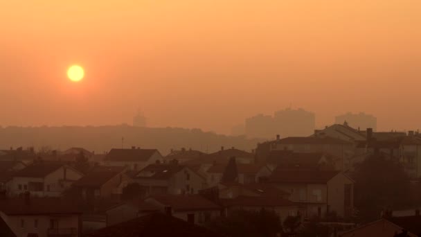 Sonnenuntergang über dem Dorf — Stockvideo