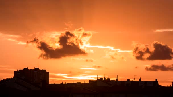 Puesta de sol sobre pueblo — Vídeos de Stock