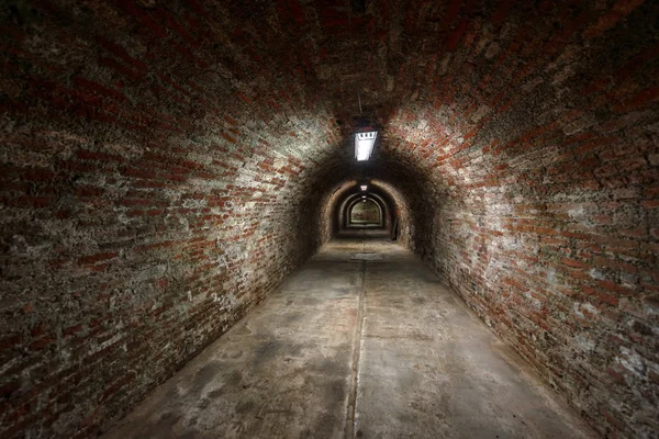 Pitkä maanalainen tiili tunneli kulma ammuttu — kuvapankkivalokuva