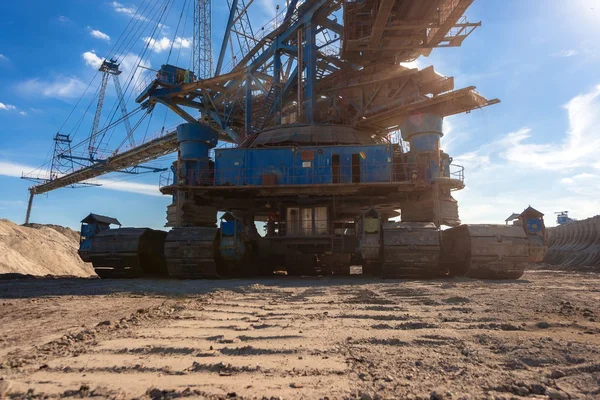 Große Baggermaschine im Bergwerk — Stockfoto