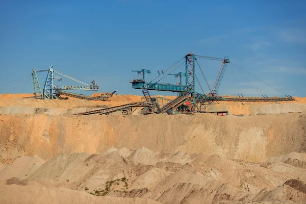 Große Baggermaschine im Bergwerk — Stockfoto