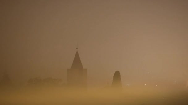 Nevoeiro denso em torno do edifício — Vídeo de Stock