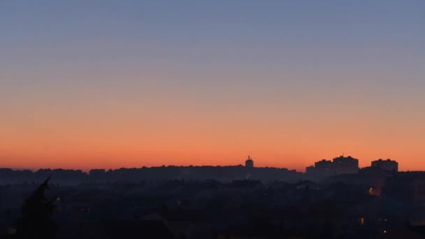 Dichter Nebel um Gebäude — Stockvideo