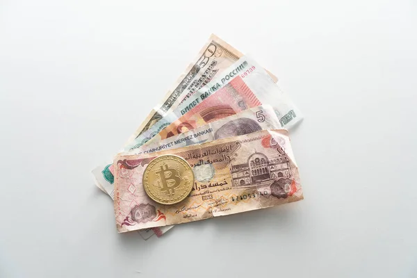 Банкноты разных стран мира крупным планом на столе — стоковое фото