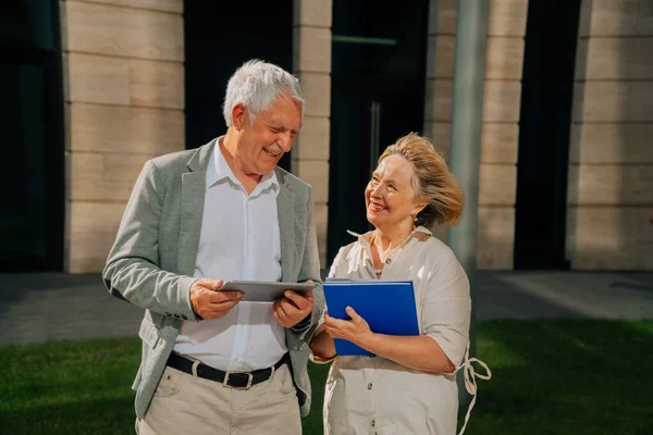 Avós mais velhos seguram um tablet. Happy pensioners talk by vídeo link — Fotografia de Stock