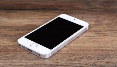 Minsk, Beyaz Rusya - 16 Nisan 2016: Apple iphone 5, 5'ler. Beyaz sürümü