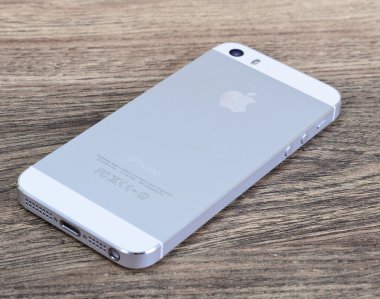 Minsk, Beyaz Rusya - 16 Nisan 2016: Apple iphone 5, 5'ler. Beyaz sürümü