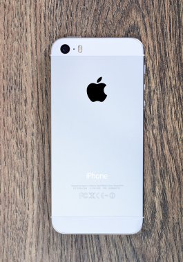 Minsk, Beyaz Rusya - 16 Nisan 2016: Apple iphone 5, 5'ler. Beyaz sürümü