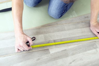 Adam araçları ile laminat döşeme için