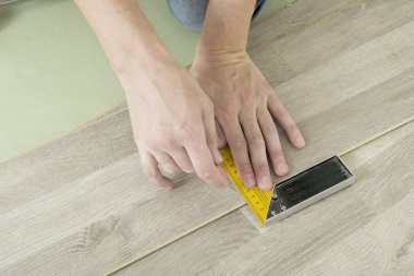 Adam araçları ile laminat döşeme için